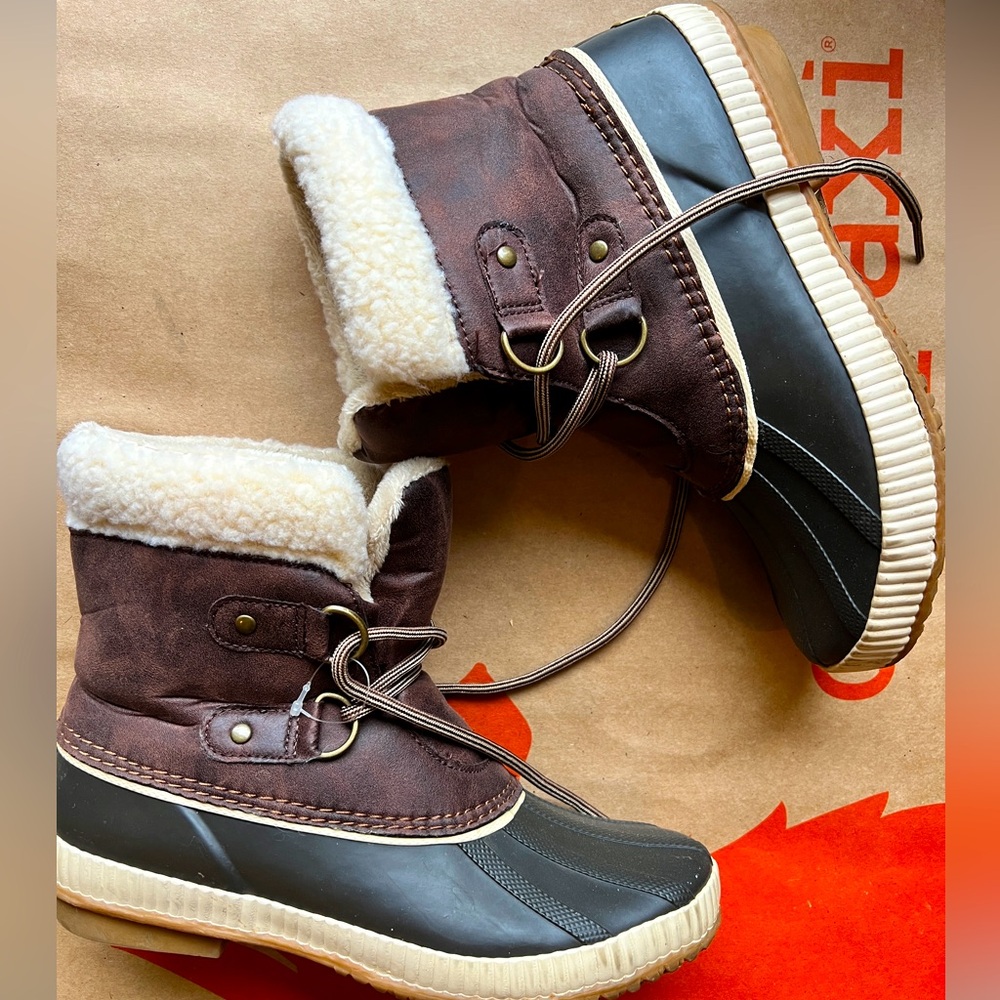 Water resistant winter snow boots